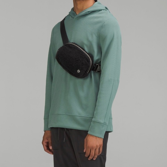 Lululemon Everywhere Fleece Belt Bag Black - Picture 3 of 13